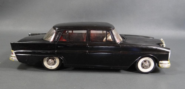 Gama Mercedes-Benz 220 S 1962  Plasticmodel with Frictiondrive (6422)